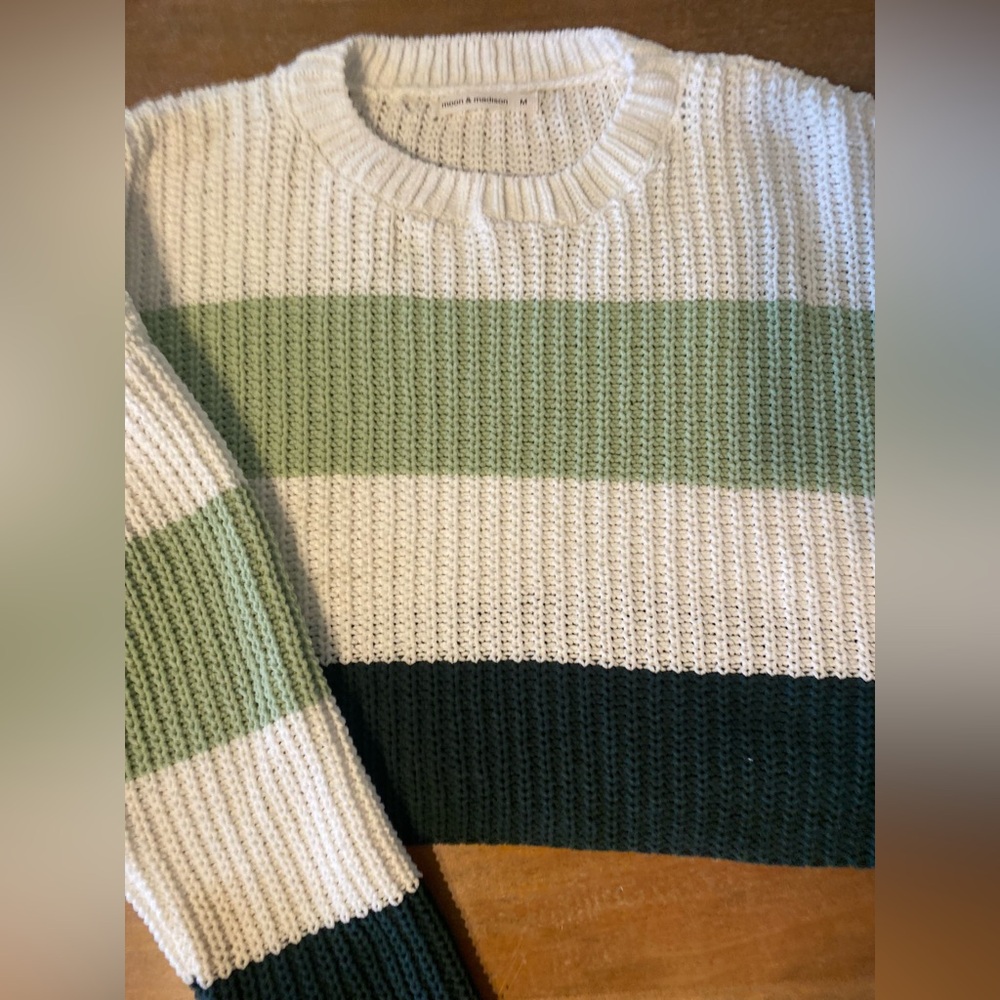Moon & Madison chunky knit sweater, size medium.